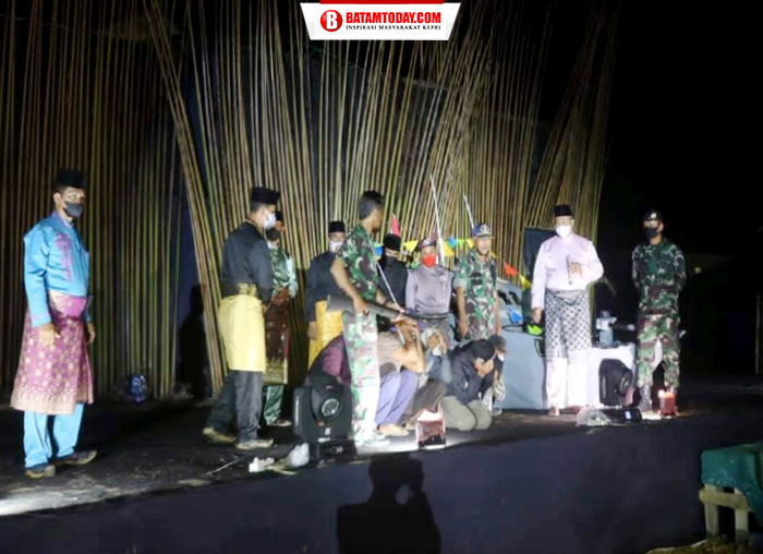Bupati Kepulauan Anambas saat menyaksikan pentas seni yang dilantunkan oleh pegiat seni Desa Ladan